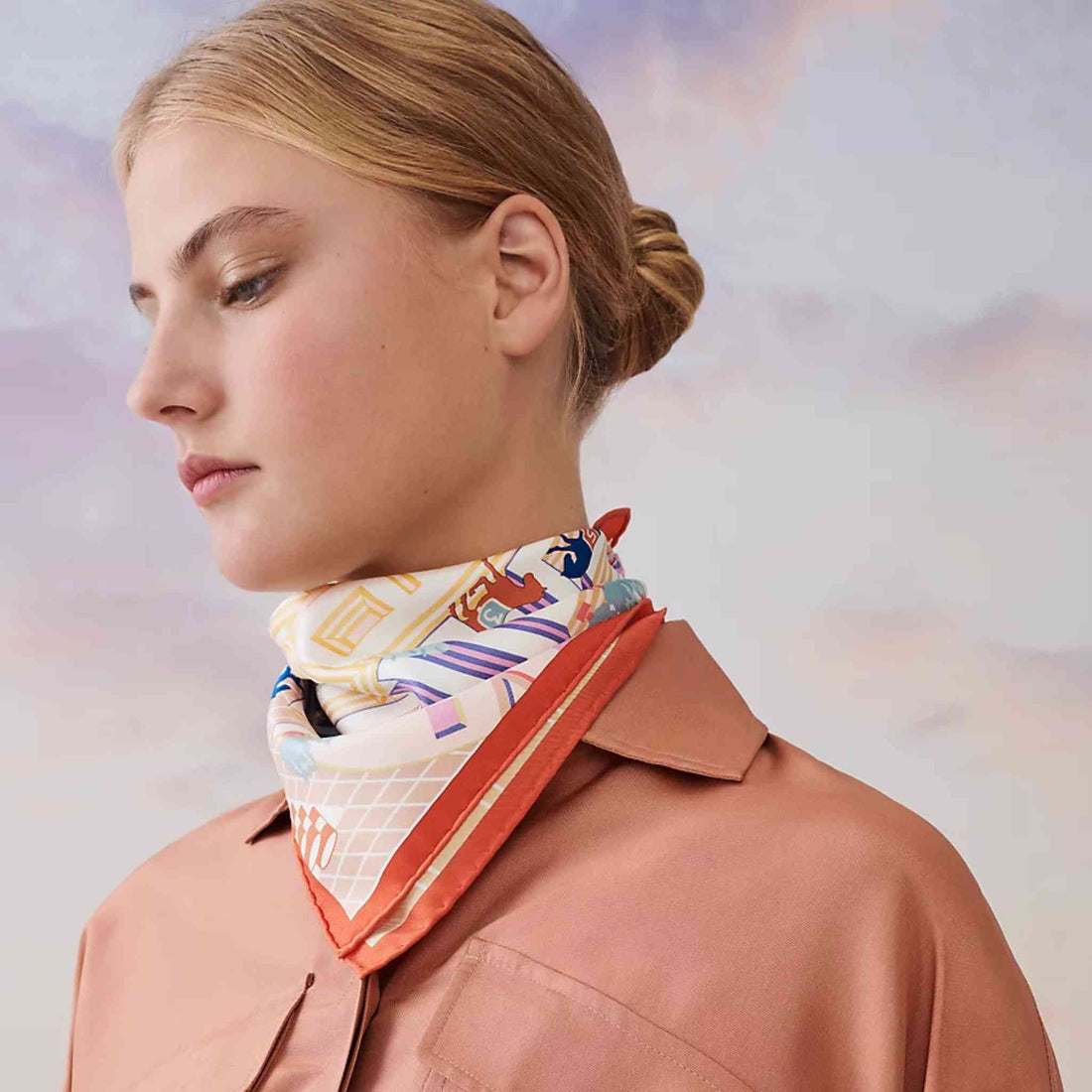 alt
وشاح Hermès Horse Club Detail 45، أحمر، موديل