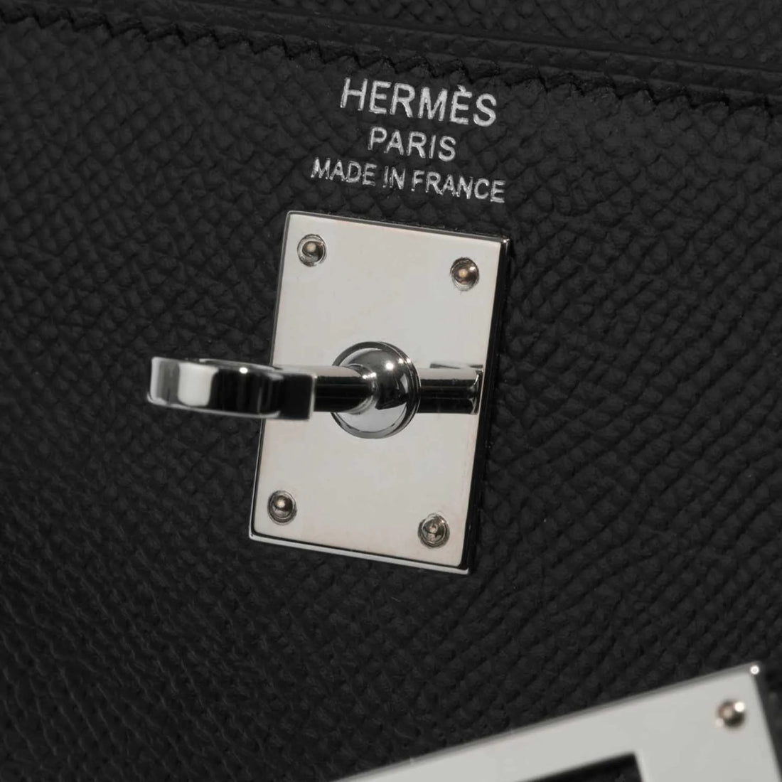 Hermes Kelly 25 Epsom أسود PHW، لقطة مقرّبة