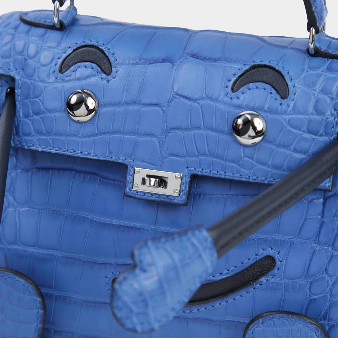 hermes kelly doll تمساح مطفي أزرق زليج PHW، لقطة مقرّبة