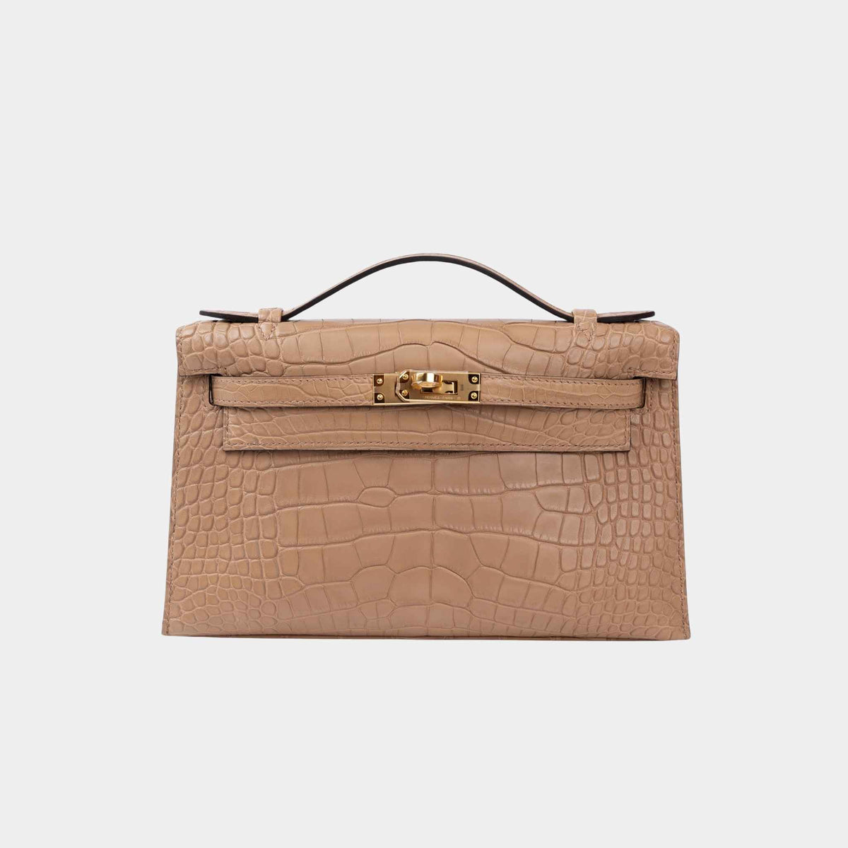 حقيبة Kelly Pochette من تمساح مات Alligator بلون Chai مع حليات ذهبية