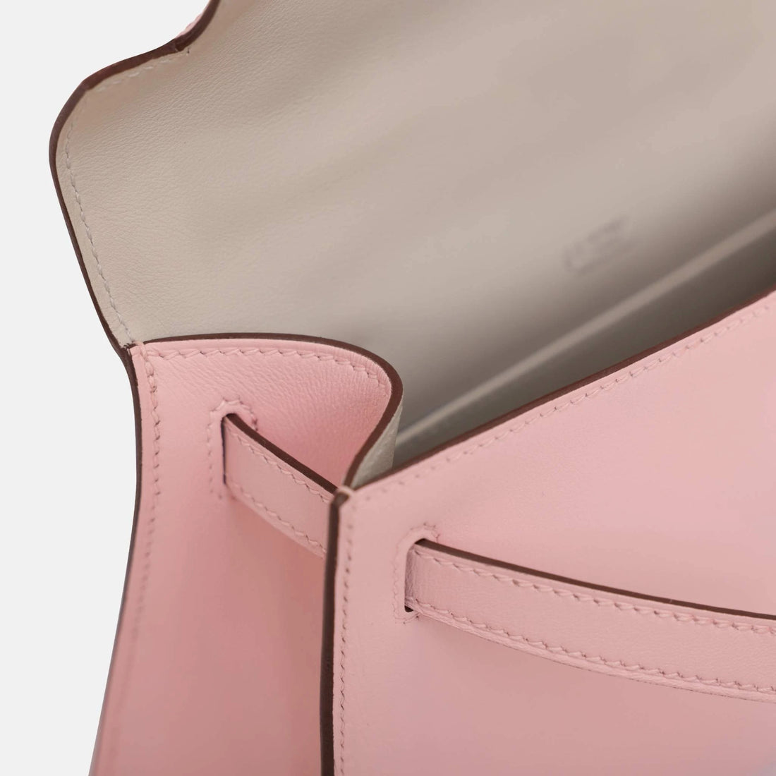 Hermes Kelly Pochette روز ساكورا غري بيرل سويفت PHW، الداخل