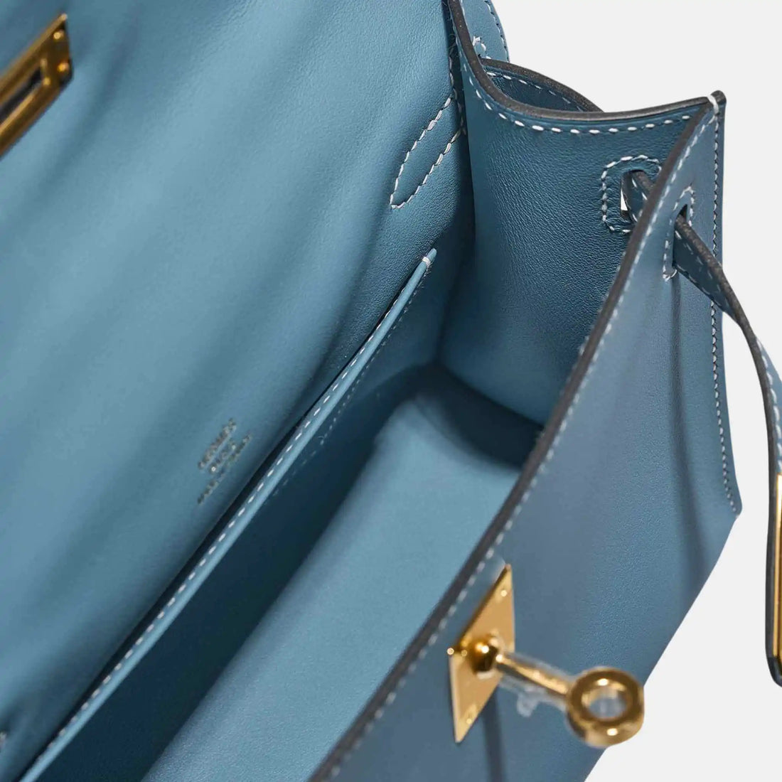 alt
حقيبة Hermes Kelly Pochette من جلد Swift بلون أزرق جين، من الأعلى