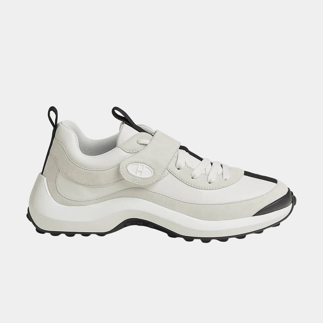 Hermes Loop Sneakers من جلد العجل وجلد الماعز السويدي، أبيض، من الجانب