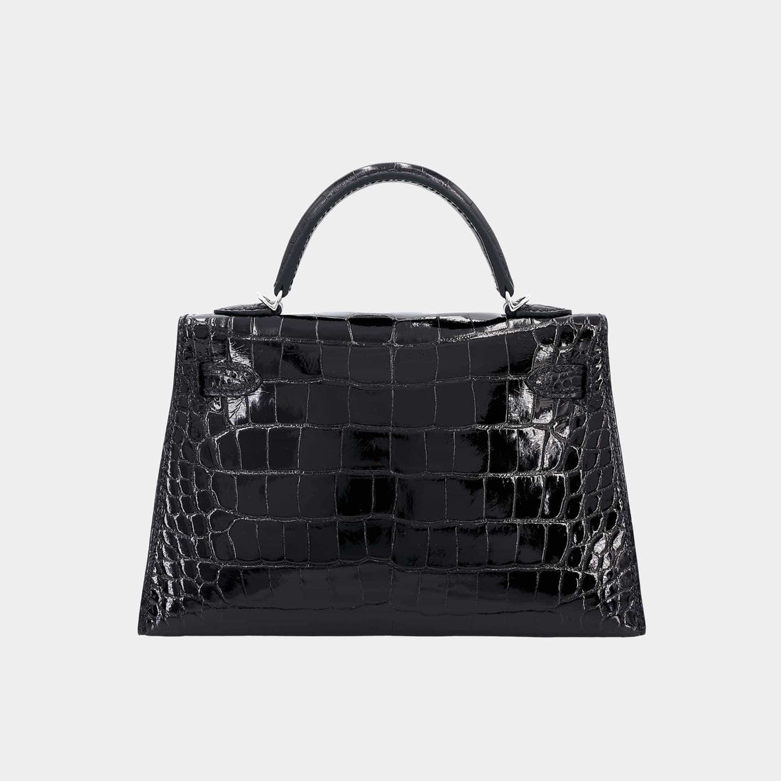 alt
Hermes Mini Kelly II تمساح لامع أسود PHW، من الخلف