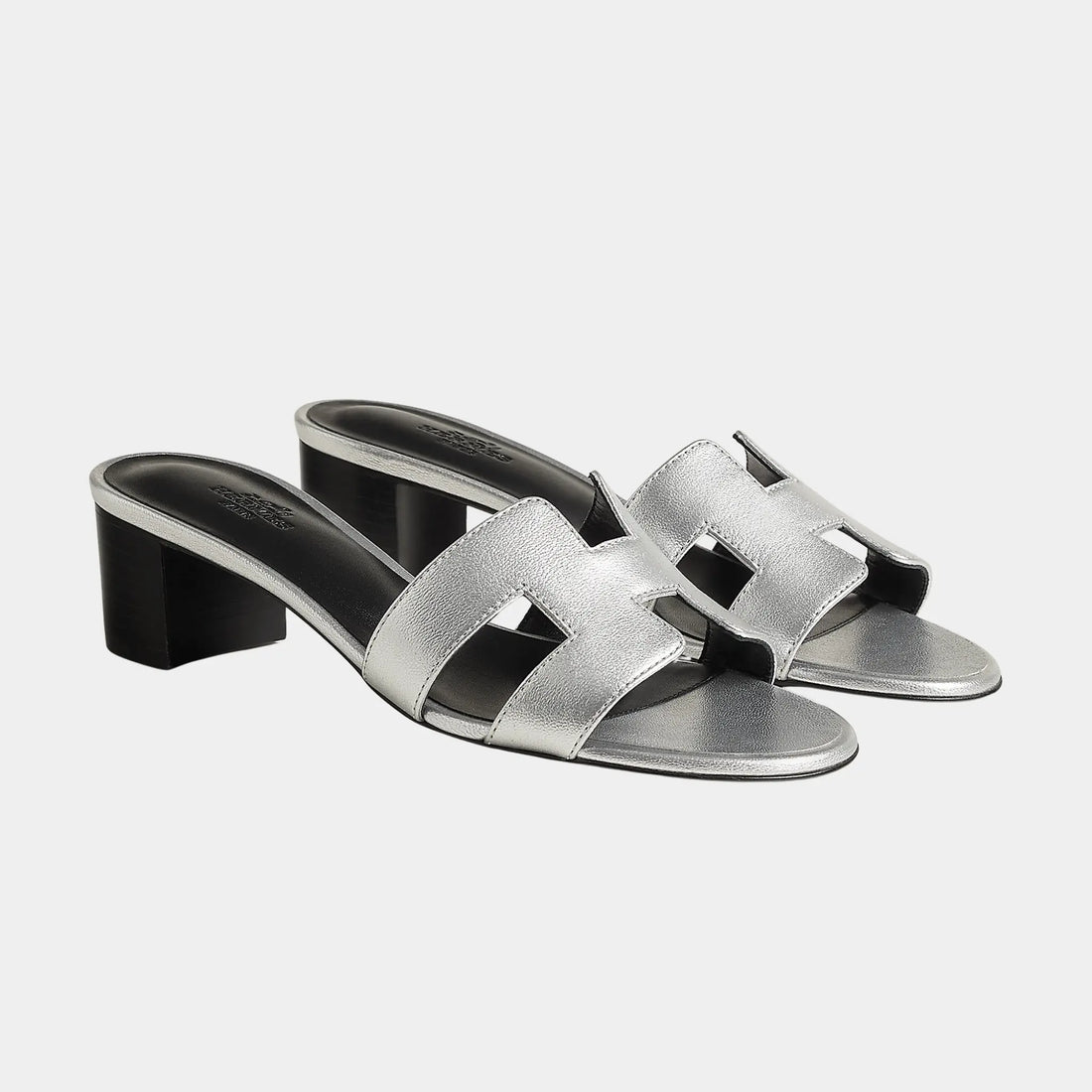 Hermes Oasis Sandal in Metallic Goatskin, Gris Argente, Front