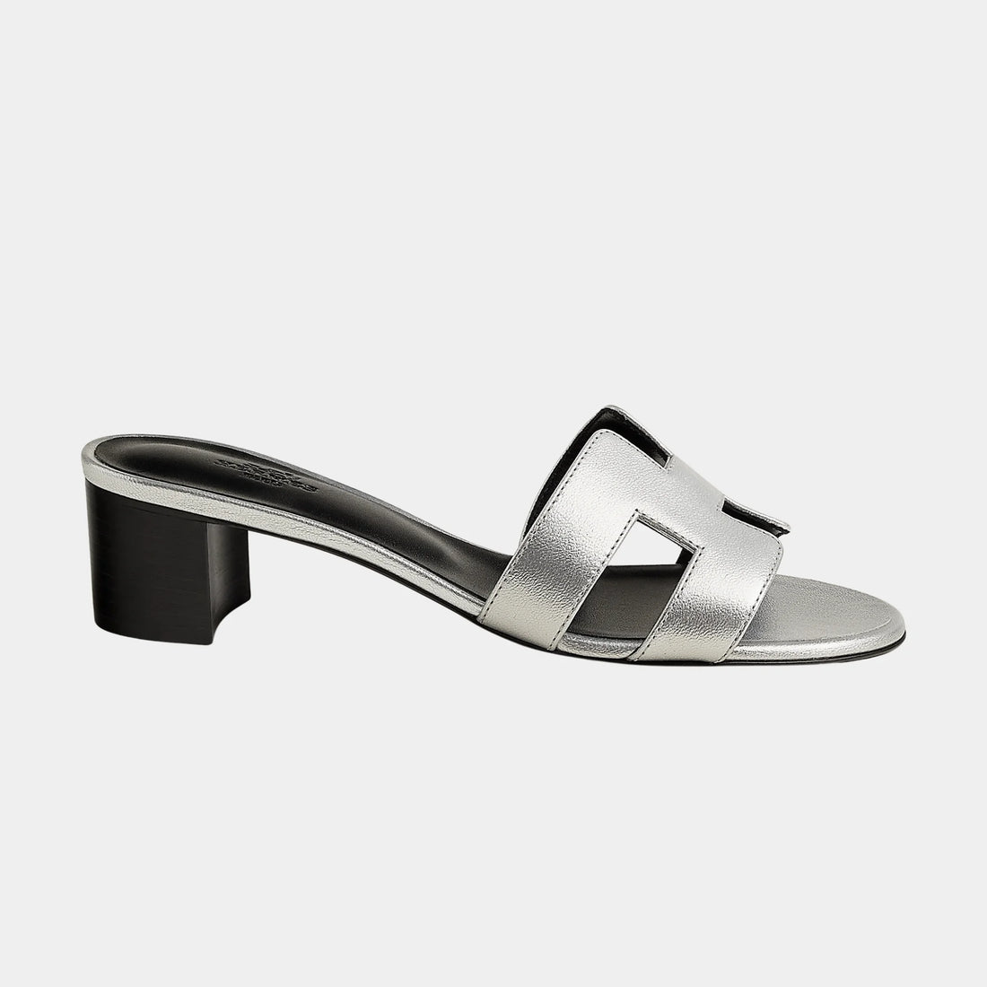alt
صندل Hermes Oasis من جلد الماعز المعدني، Gris Argente، جانب
