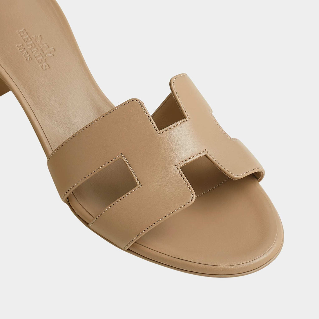 صندل Hermès Oasis من جلد العجل، بيج لين، لقطة قريبة
