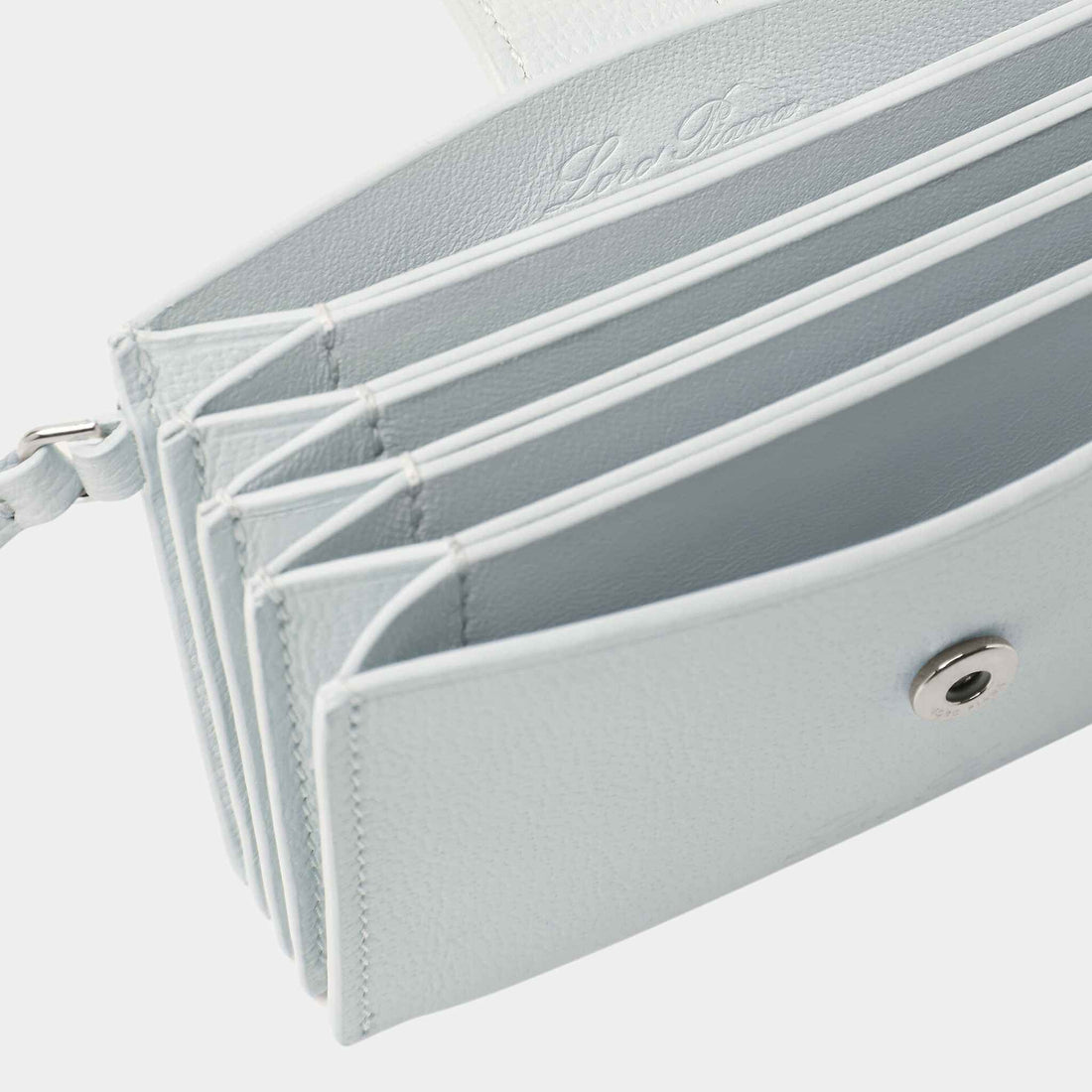 Loro Piana حامل بطاقات إضافي من جلد العجل مع إغلاق بزر كبس، Sky Breeze، لقطة مقرّبة