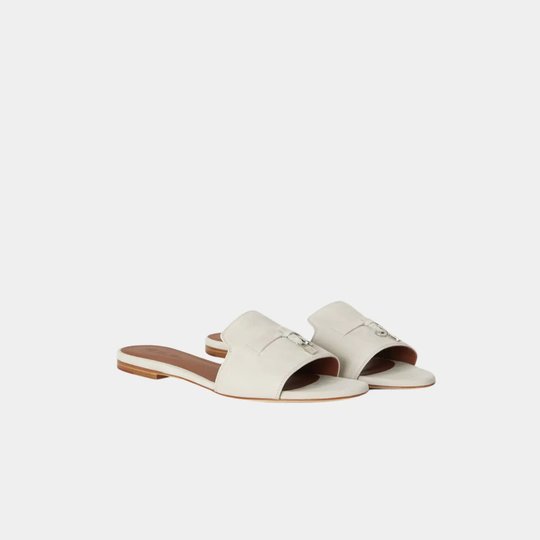 صندل Loro Piana Summer Charms مسطح من جلد الماعز الشامواه، بلون Powder Pearl، من الأمام