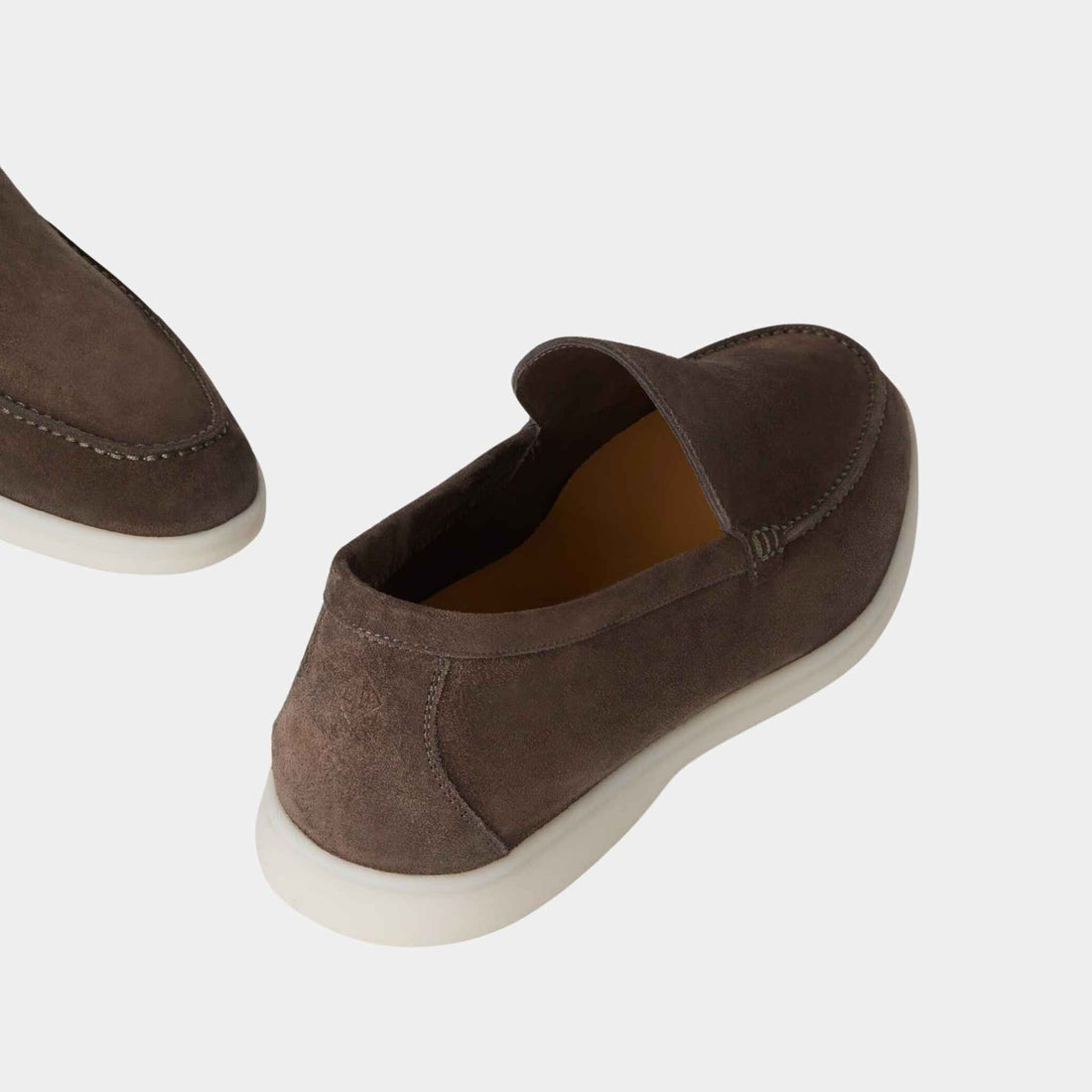 حذاء لوفر Summer Walk من Loro Piana من الشمواه مع بطانة من جلد العجل، رمادي دافئ، من الخلف