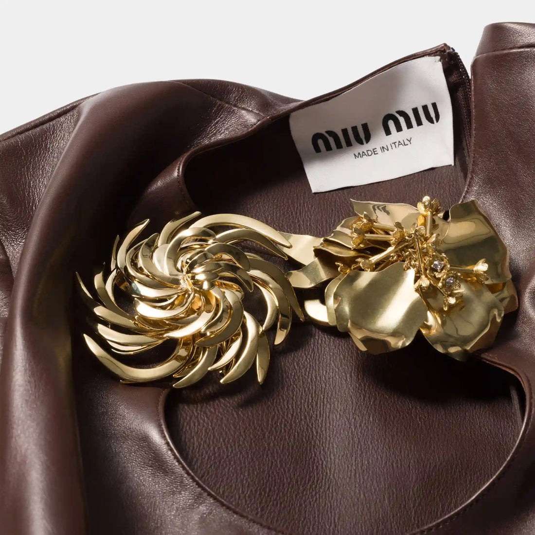 دبوس معدني من Miu Miu، ذهبي، لقطة قريبة