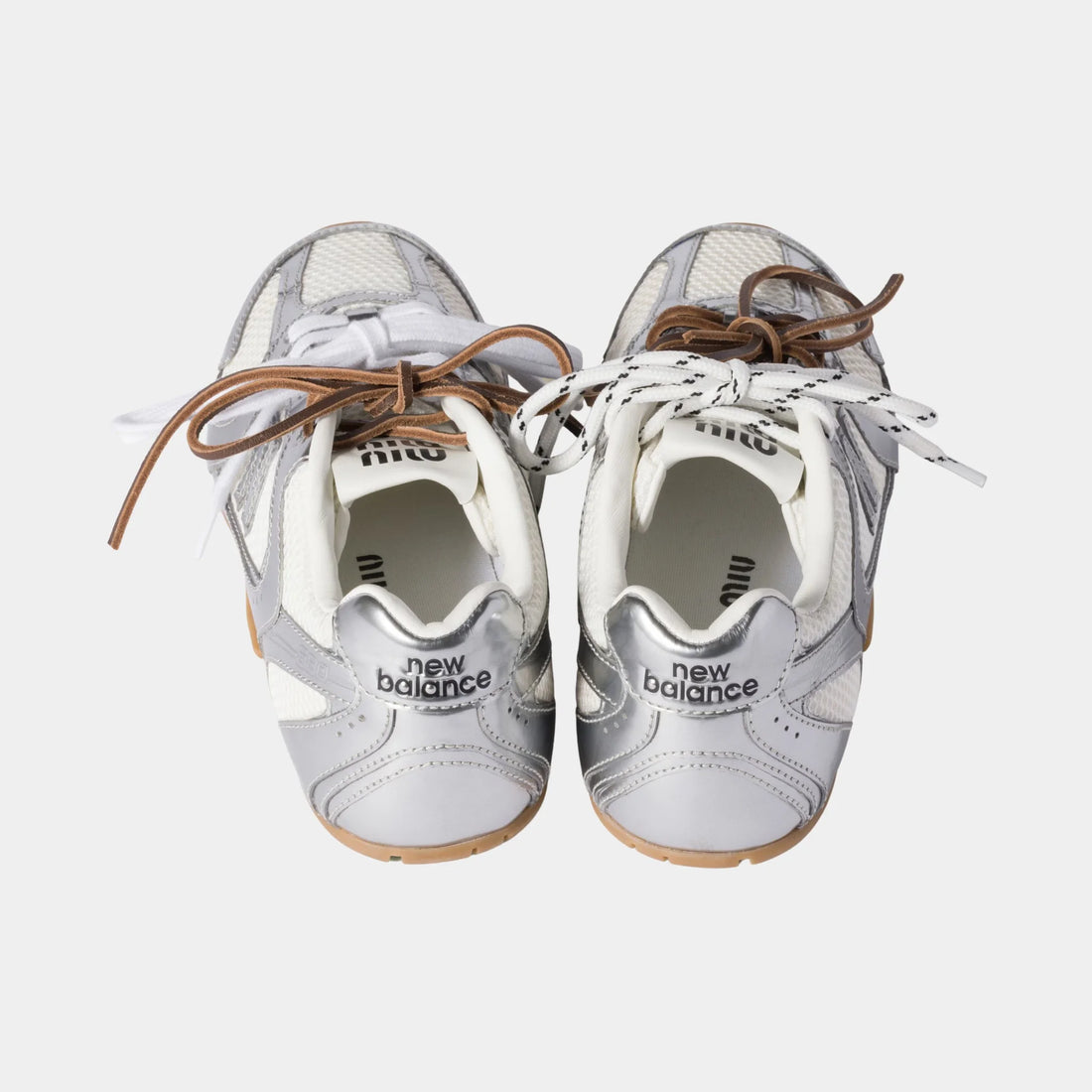 alt
New Balance X Miu Miu 530 SL حذاء رياضي لامع من الجلد المعدني والشبك، فضي، من الخلف