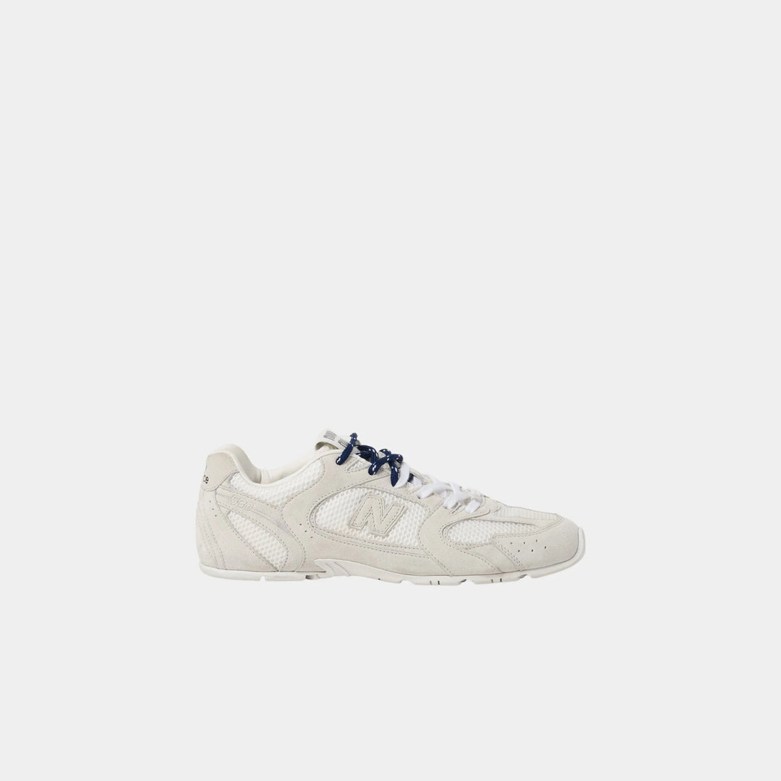 New Balance X Miu Miu 530 SL حذاء رياضي من الشمواه والشبك، أبيض، من الجانب
