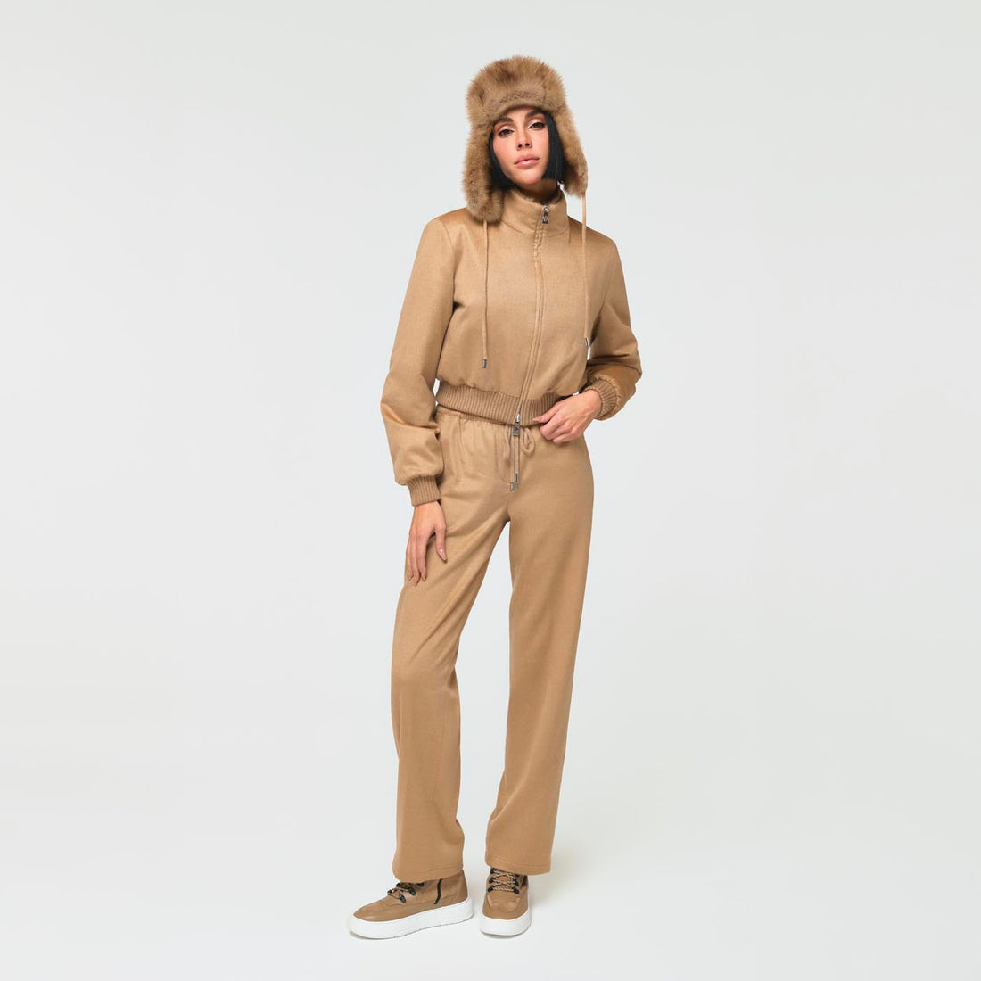 Ogier Caribou Sable Bomber  , Light Beige , Model