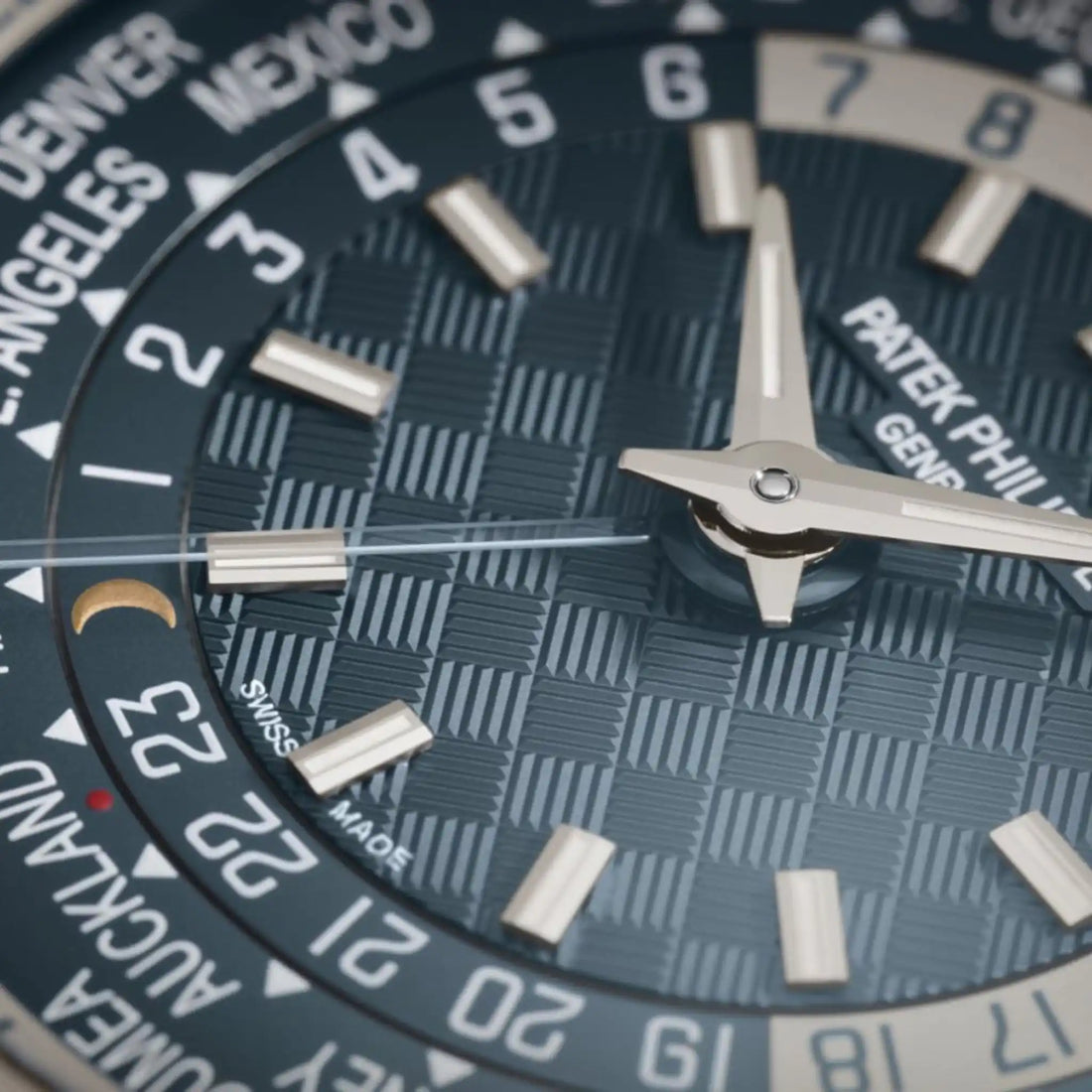 Patek Philippe 5330G-001 الوقت العالمي والتاريخ، عن قرب