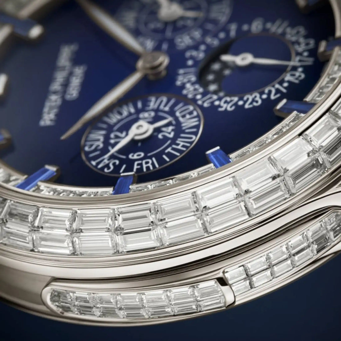 Patek Philippe 5374/300P-001 ساعة مينيت ريبيتر بتقويم دائم، من الجانب