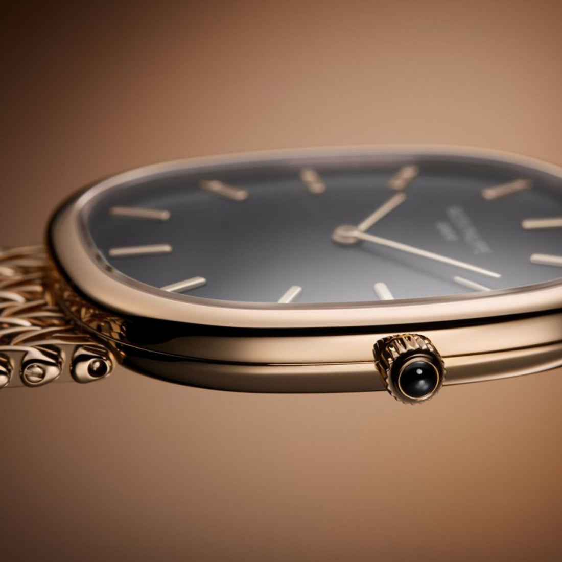 Patek Philippe 5738/1R إليبس الذهبية، من الجانب