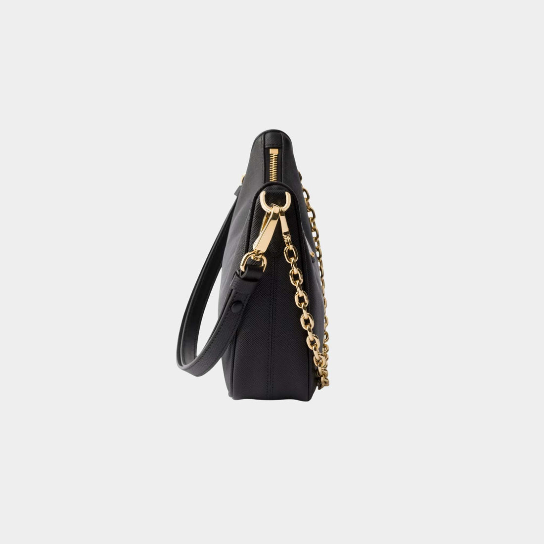 حقيبة Prada Re-Edition صغيرة من جلد سافيانو، سوداء، من الجانب