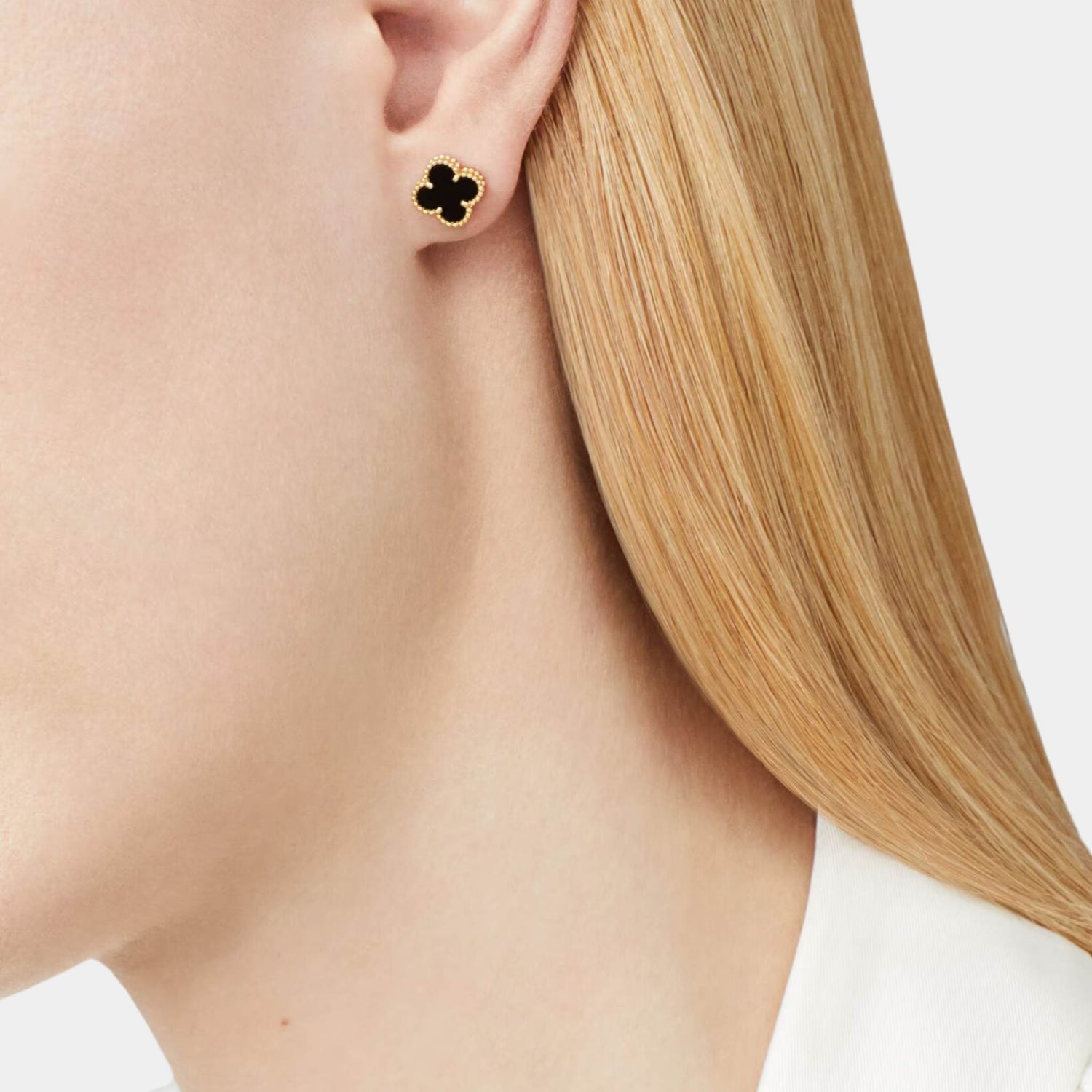 Van Cleef &amp; Arpels Sweet Alhambra Earstuds Yellow Gold Onyx, Model