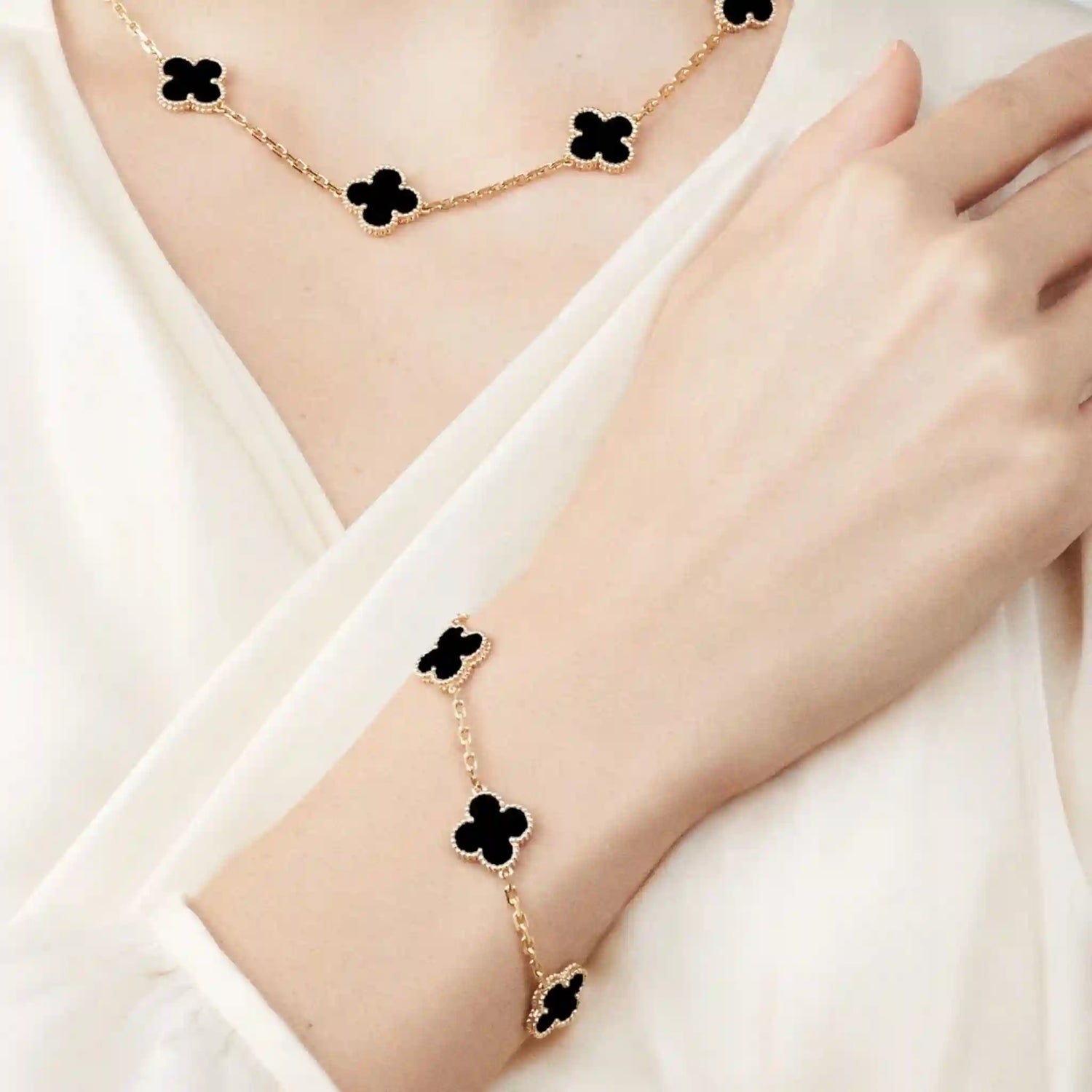 Van Cleef &amp; Arpels Vintage Alhambra Bracelet 5 motifs, Model closeup
