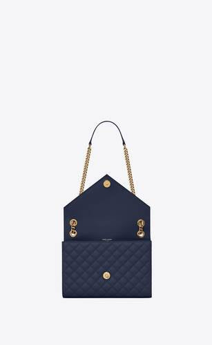 envelope medium in quilted grain de poudre embossed leather